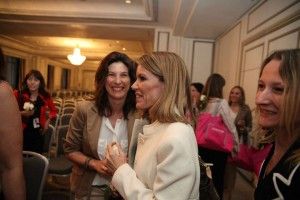 MODERADORA MESAS REDONDAS